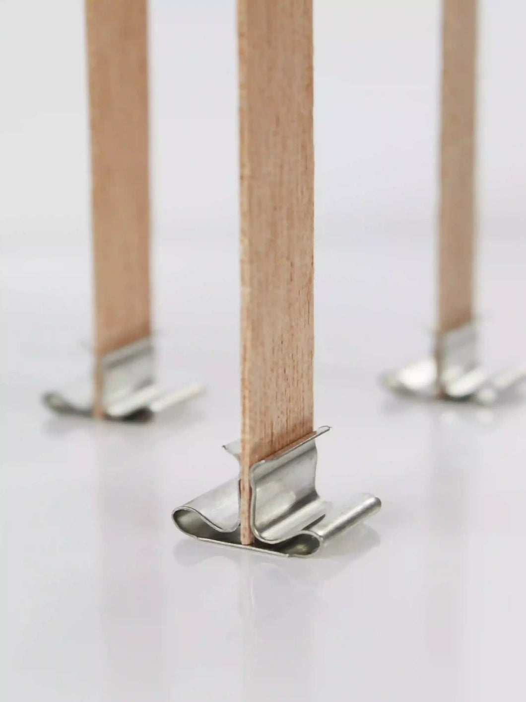 Pabilos o mechas de madera natural de larga duración con soportes incluidos. Características: (10 pcs /set) incluye soportes de hierro. Medidas: 130 x 13 mm