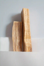 Load image into Gallery viewer, Palo santo para quemar. 2 unidades de madera de palo santo sagrado para quemar.
