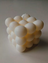 Load image into Gallery viewer, Vela de burbujas con cera de soja ecológica. Nuestras Bubles candles están fabricadas en España de forma sostenible y son veganas.
