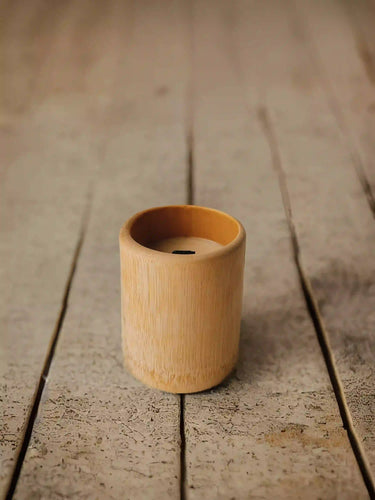 Velas madera artesanales con cera de soja ecológica y aceites esenciales. Hecha a mano y sin plásticos.