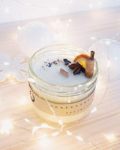Load image into Gallery viewer, Velas decorativas de Navidad elaboradas con cera de soja y aceites esenciales ecológicos. Un regalo auténtico para tus invitados.
