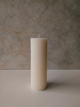 Load image into Gallery viewer, Vela pilar de cera de soja. Vela tipo cirio ecológica elaborada con cera de soja a mano en España.
